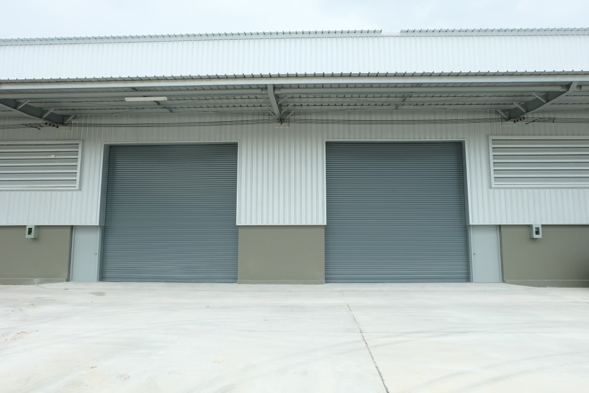 โถงทางวิ่งกว้าง กันสาดเต็มแนว