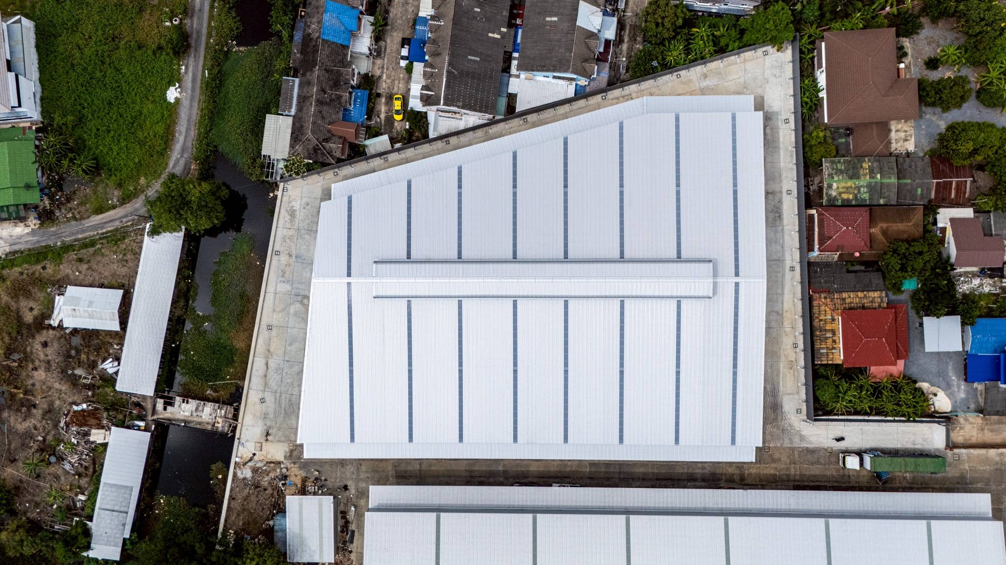 ภาพมุมสูงของหลังคาและช่องแสง