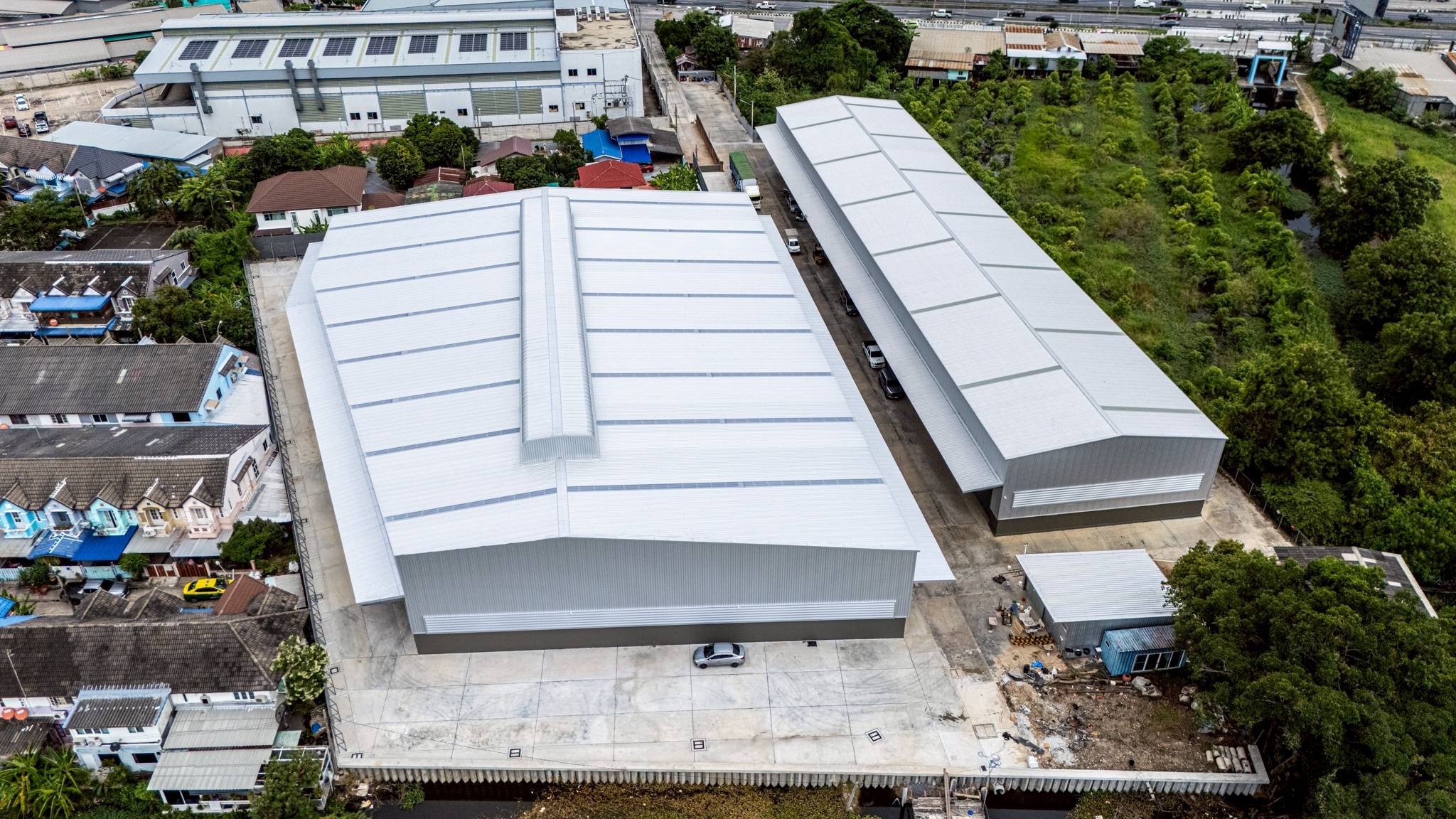 ภาพมุมสูงอาคารและลานจอดกว้าง
