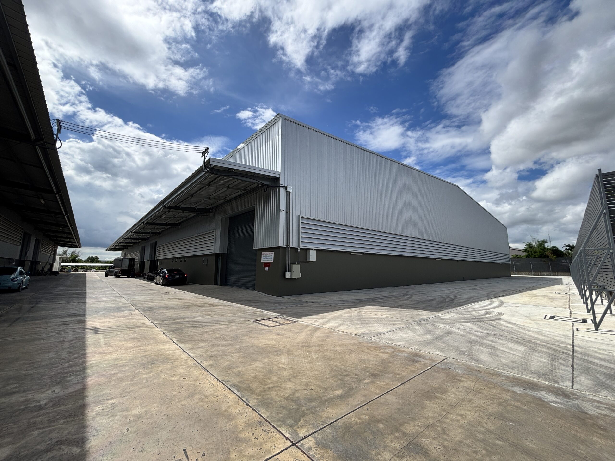 ลานหน้าพื้นที่เช่า กว้างสำหรับกลับรถ